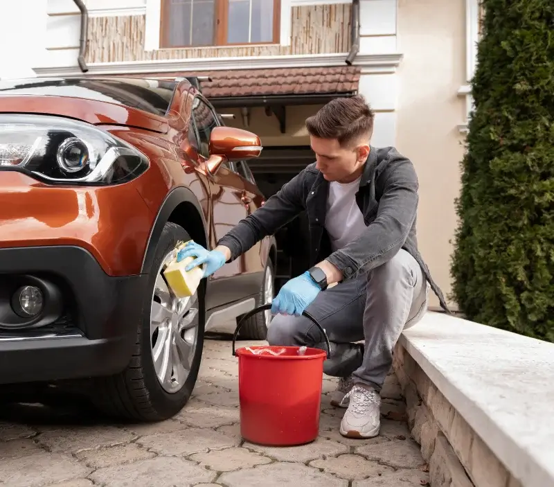Lavage auto à domicile Belforêt-en-Perche : professionnel intervenant sur un véhicule